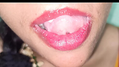 married women showing cute llip for her boyfriend