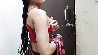 Chachi ko saari pahana kar jabar dasti pel diya