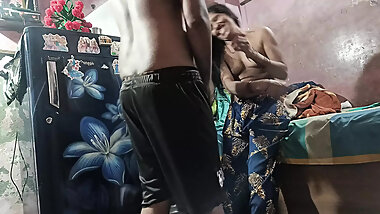 Bhabhi ji ja rahi thi bathane to unko naked catch liya aur phir kiya sex