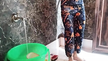 College girl ka bathroom MMS video viral