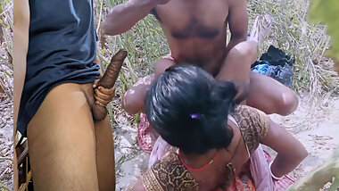 Bangali bhaiya ne bhabhi ko jungal me ghori bana ke boudi me chod dala.indian Desi Village dehati ki aunty hindi viral sex video