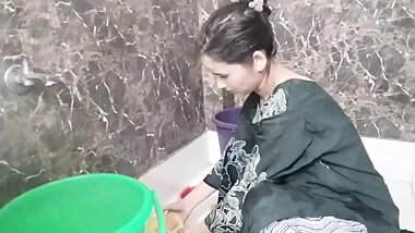 College girl ka bathroom MMS video viral