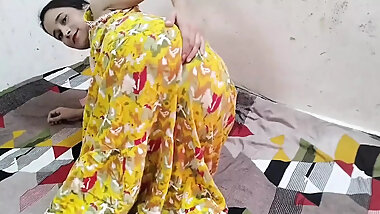 Soyi hui step sister ko ghar band kar ke pel diya