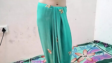 Step sister ko bathroom me Kapde badlte dekha