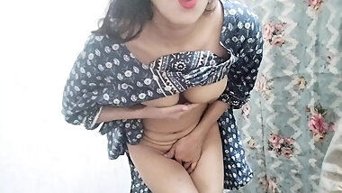 Chachi ko gandi video dikha kar chod diya