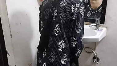 Step sister ko bathroom me jabar dasti pel diya