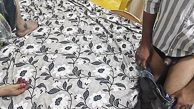 Bhabhi masturabated in the young boy bedroom...