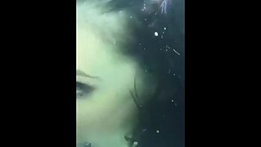 Bak?da suyun alt?nda q?z? cald?r?r ћинет под басейн