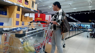 Candid Indian booty cougar busted