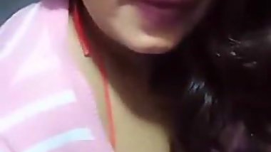 desi indian girl showing deep cleavage