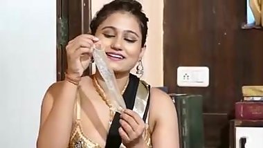 Desi mature aunty playing with condom