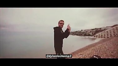 Pinagkakantun ni Pewdiepie ang mga Indiano